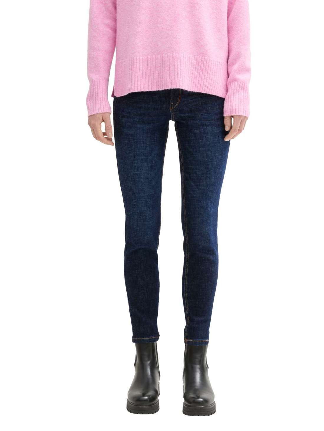 Джинсы с пятью карманами и застежкой на две пуговицы.