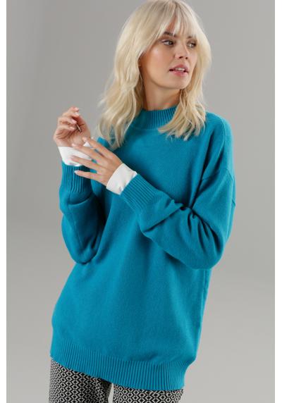 Вязаный свитер с мелким жемчужным узором.