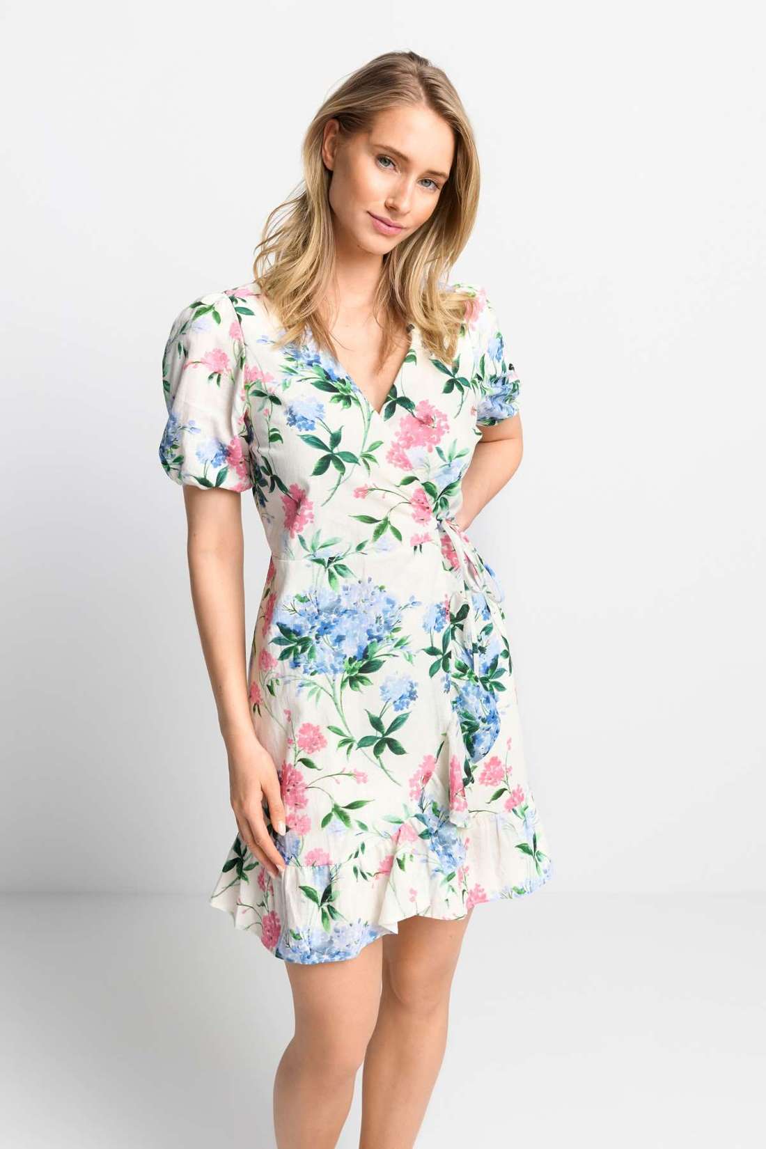 Платье с запахом и цветочным принтом по всей поверхности