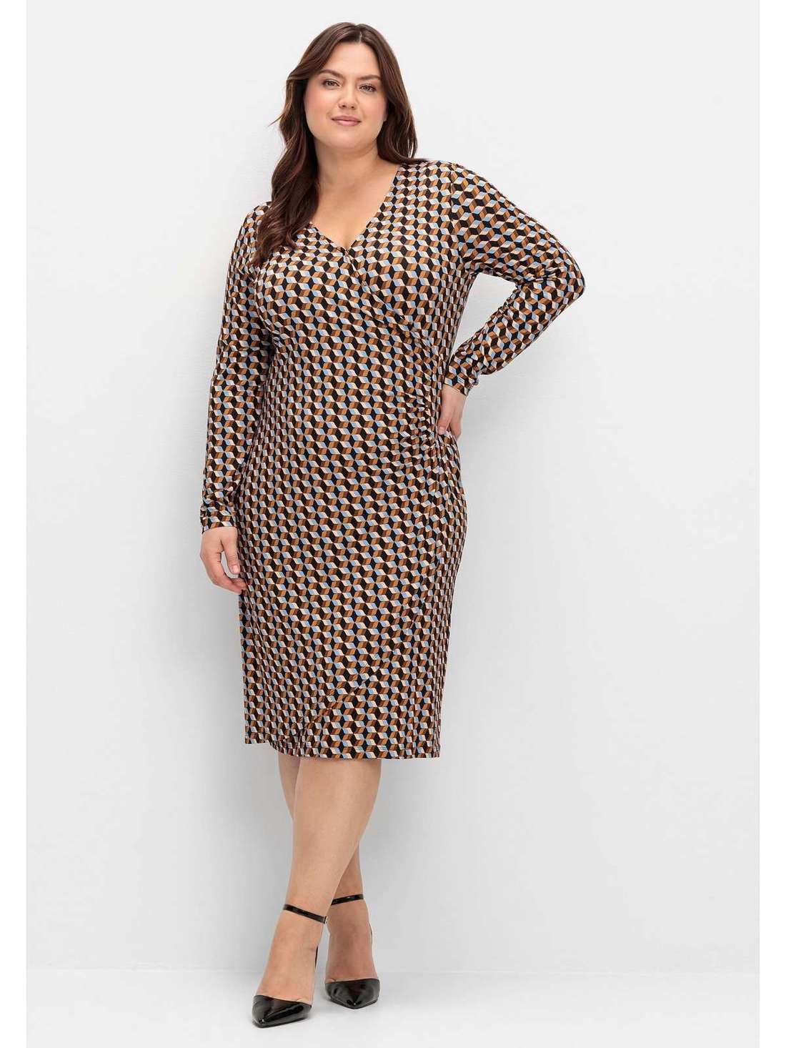 Трикотажное платье с запахом и графическим принтом Große Größen