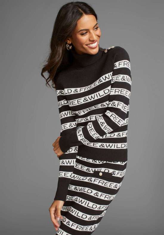 Свитер-водолазка с модными полосками