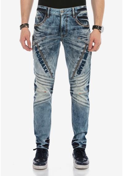 Прямые джинсы в повседневном байкерском образе