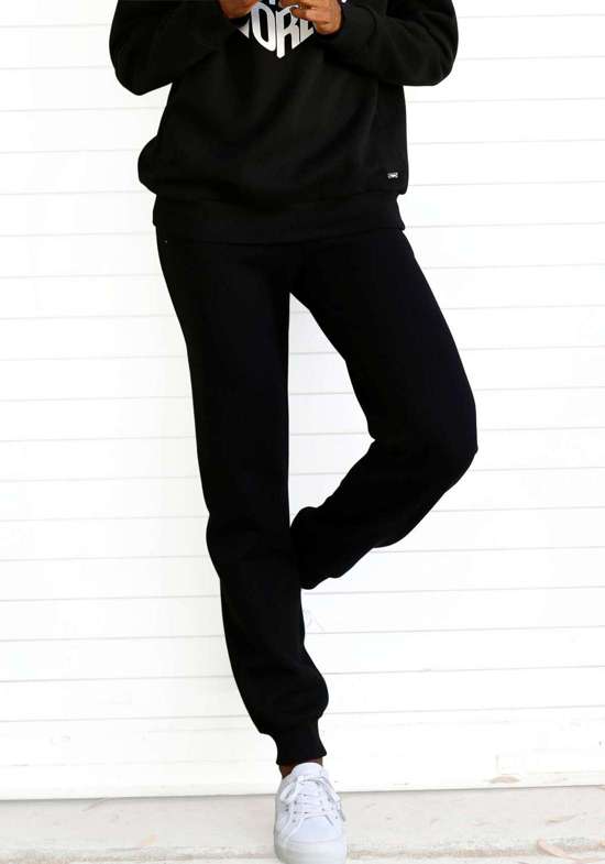 Свободные брюки повседневного кроя с боковыми карманами.