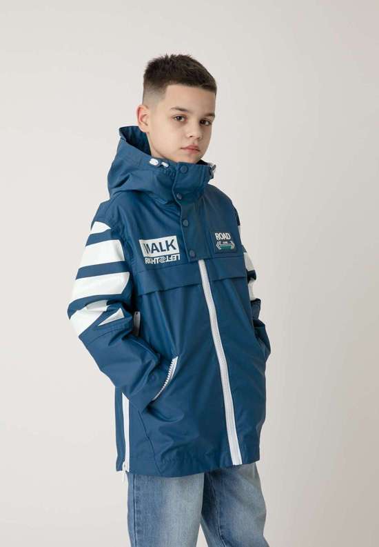 Уличная куртка с контрастным принтом и капюшоном