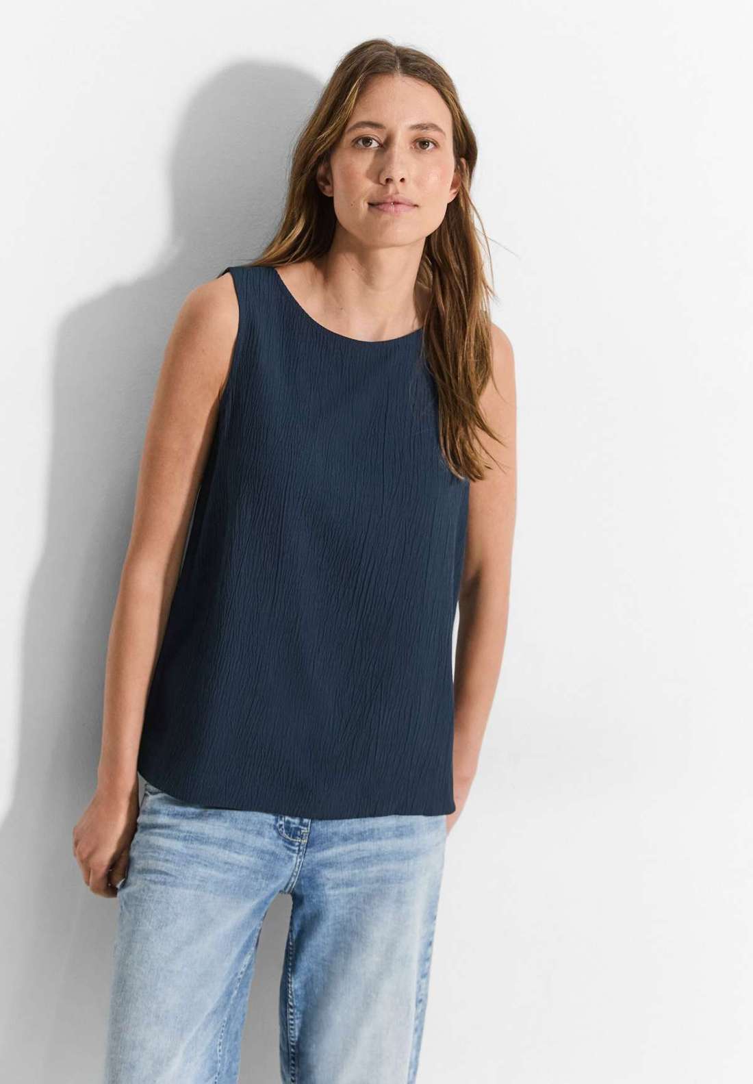 Блузка-топ с боковыми разрезами по низу