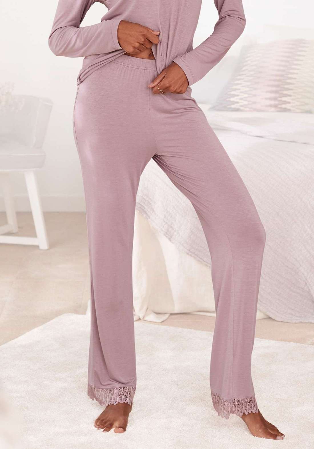 Брюки для сна с кружевными деталями
