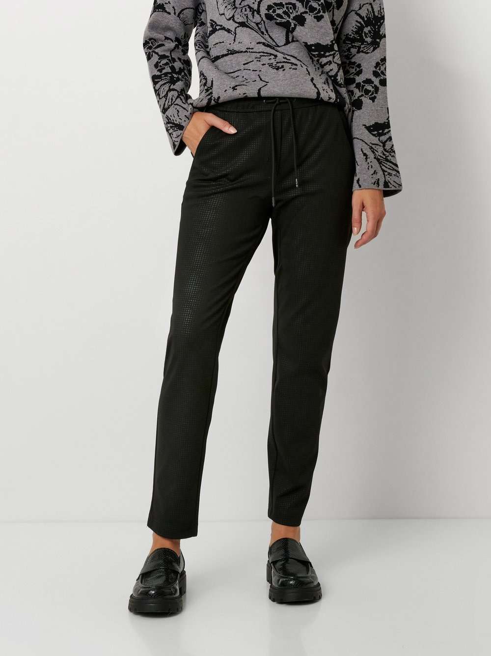 Брюки без застежки с мелким узором Sue Modern Chic