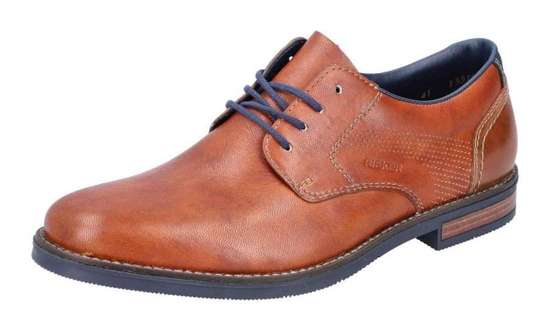 Туфли на шнуровке с мелкой перфорацией сбоку.