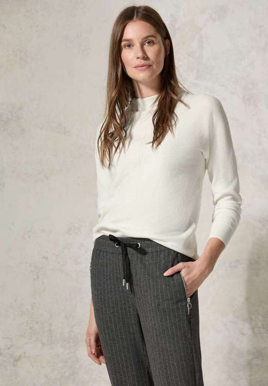 Вязаный свитер с водолазкой