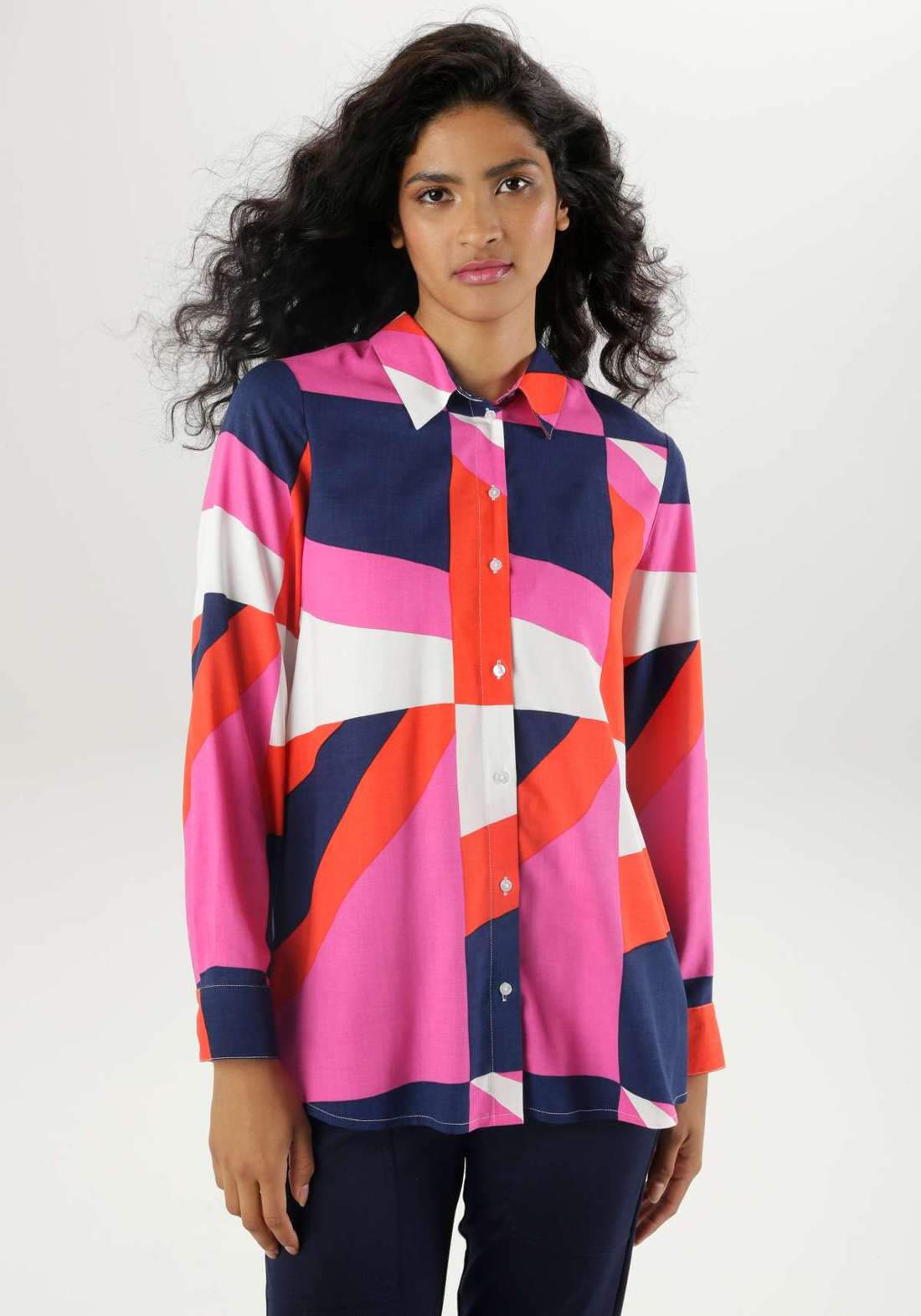 Блузка-рубашка с графическим узором в ярких тонах