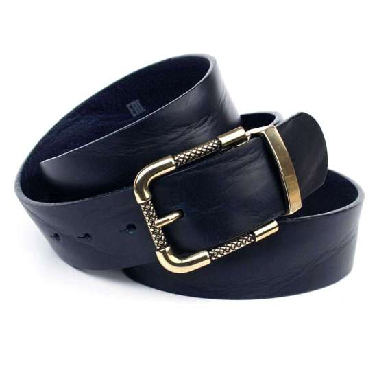 Кожаный ремень с пряжкой золотого цвета.