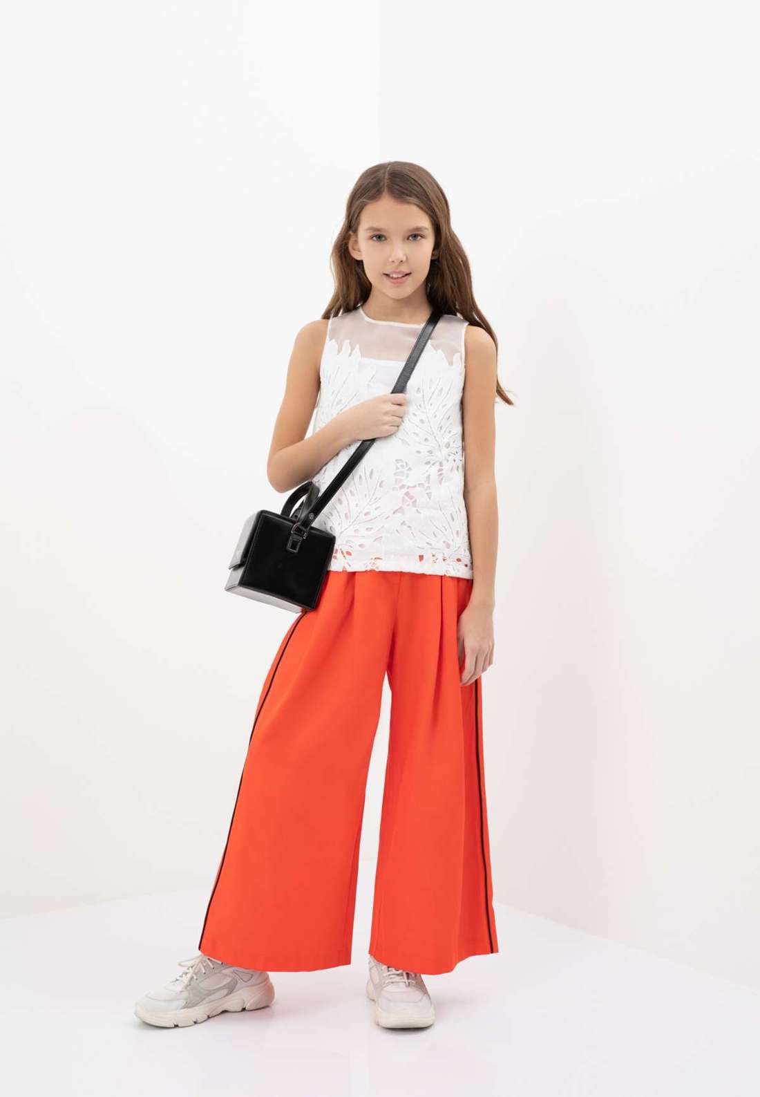 Тканевые брюки с модными контрастными полосками