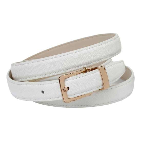 Кожаный ремень узкой формы с элегантной пряжкой.