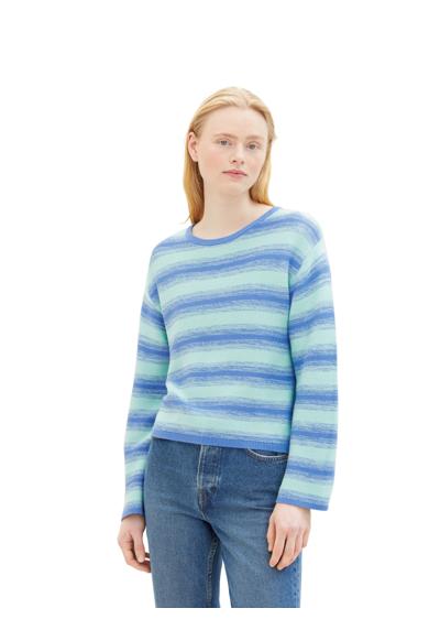 Вязаный свитер в полоску и с цветовым градиентом.