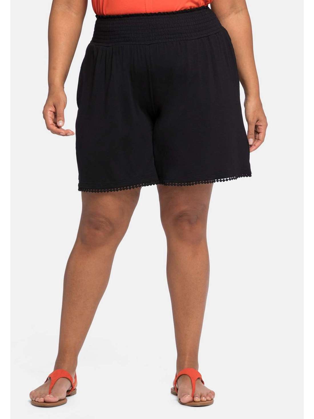 Шорты с присборенным поясом и кружевом крючком. Große Größen