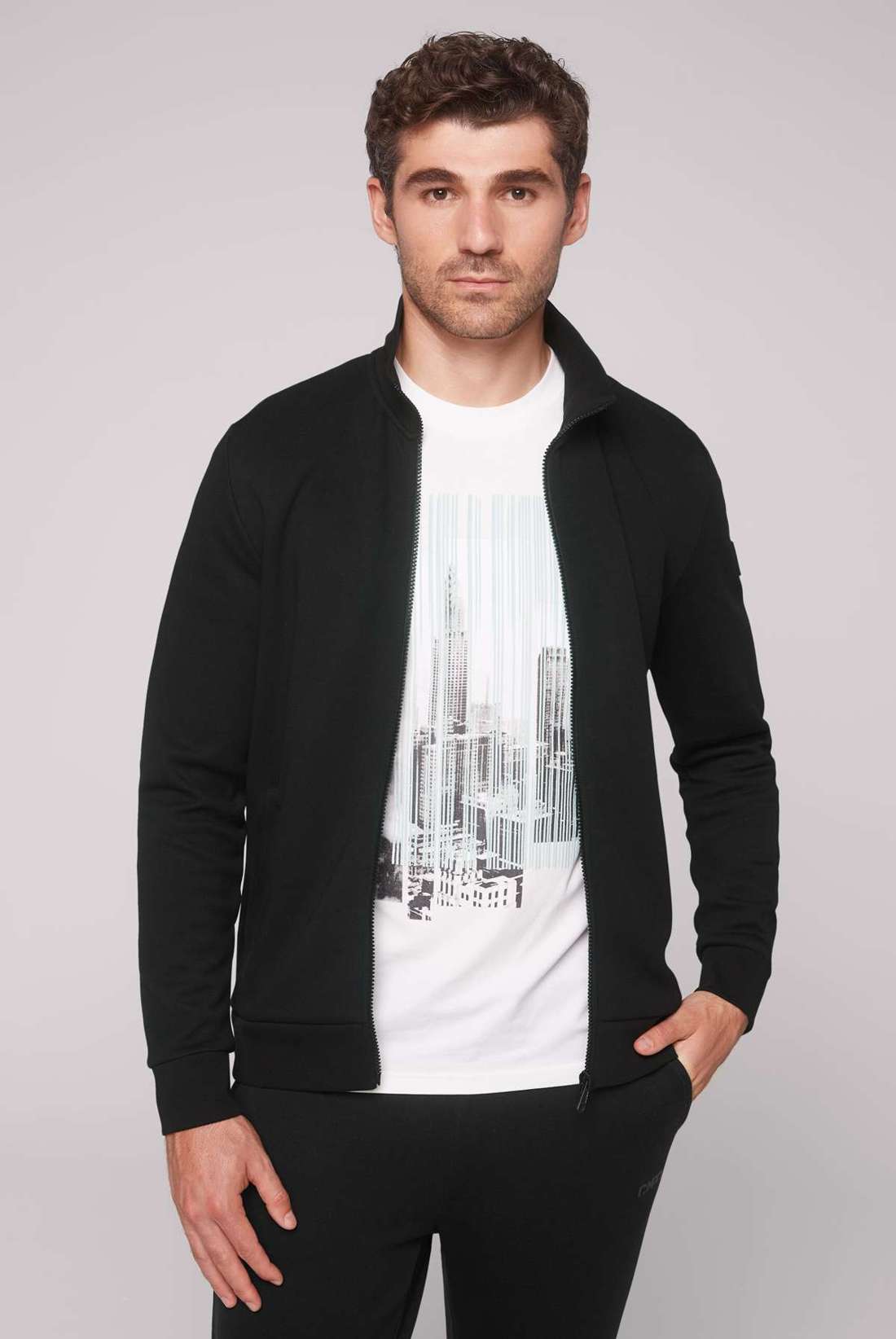 Толстовка с карманами на молнии