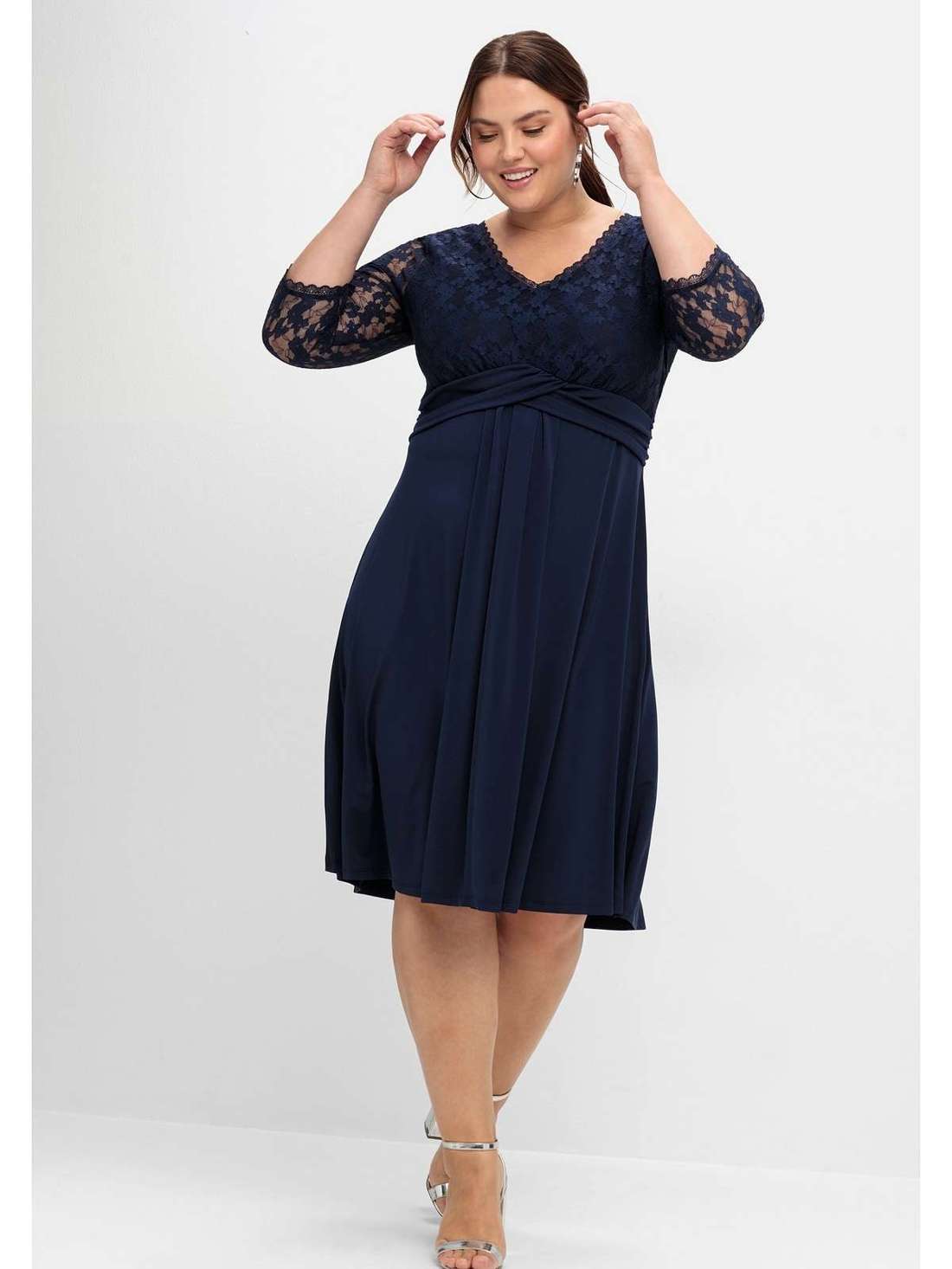 Вечернее платье с цветочным кружевом и декоративным узлом. Große Größen