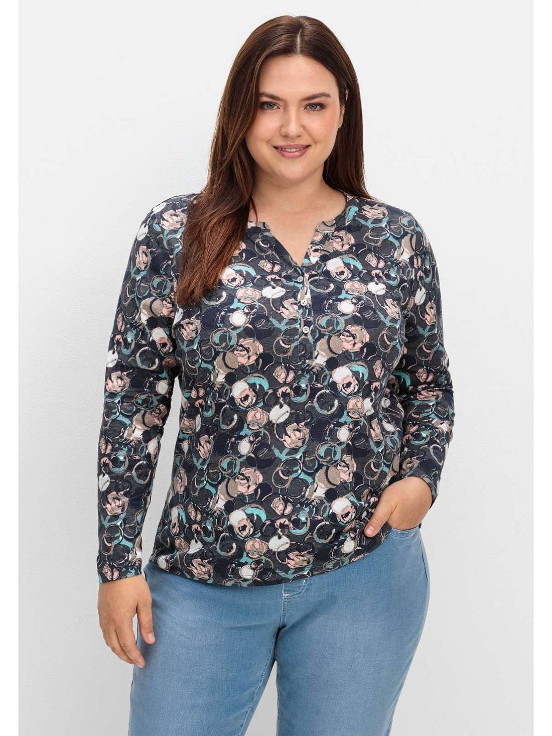 Рубашка с длинными рукавами, принтом по всей поверхности и планкой на коротких пуговицах. Große Größen