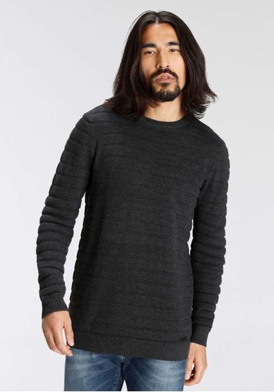 Вязаный свитер, стильный образ в полоску.