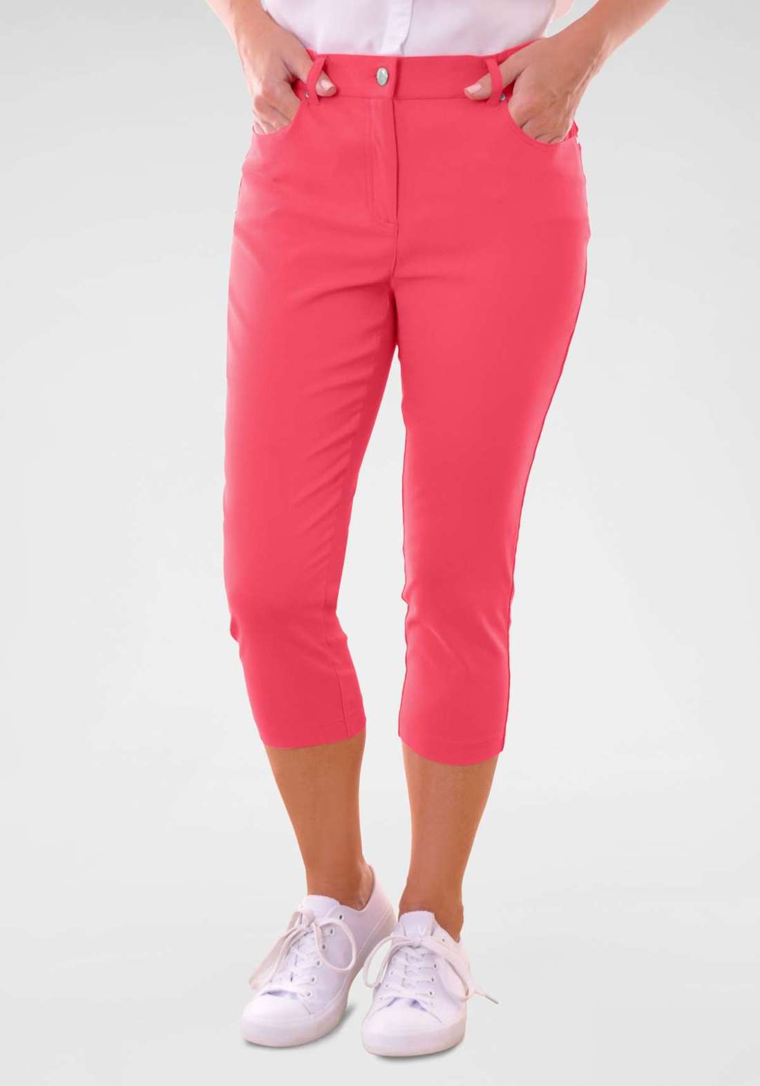 Брюки-капри формы с 4 карманами.