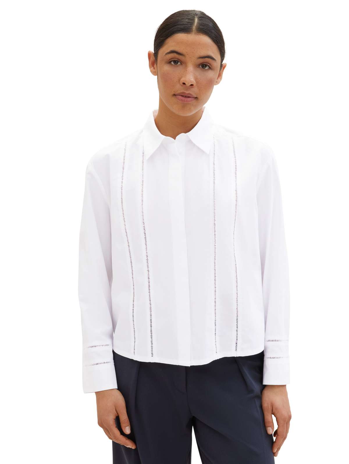Блузка с длинными рукавами и минимальным рисунком отверстий.