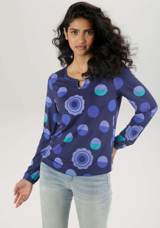 Рубашка с длинными рукавами и потайными резинками.