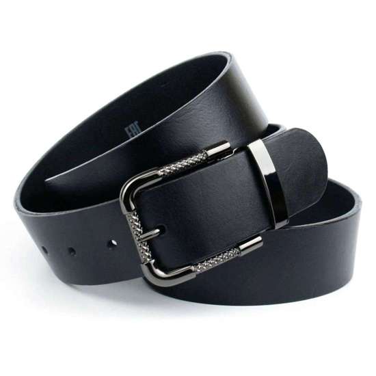 Кожаный ремень с черной металлической застежкой