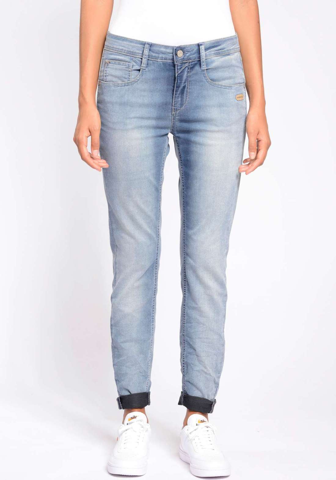 Джинсы свободного кроя, выдержанные в прохладной потертости. 94AMELIE