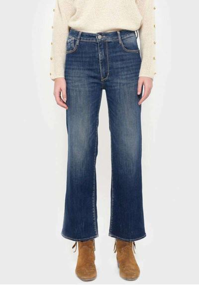 Джинсы Bootcut, круглая седло джинсов формирует твердую попу.