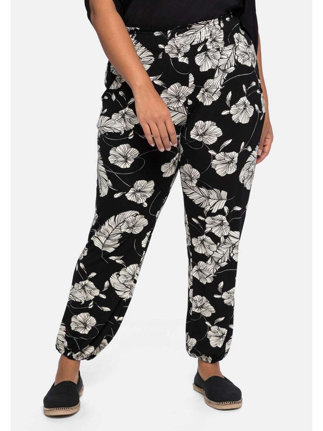 Брюки без застежек в стиле спортивных штанов с принтом по всей поверхности. Große Größen