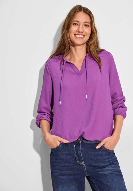 Блузка с длинными рукавами из приятного сочетания материалов.