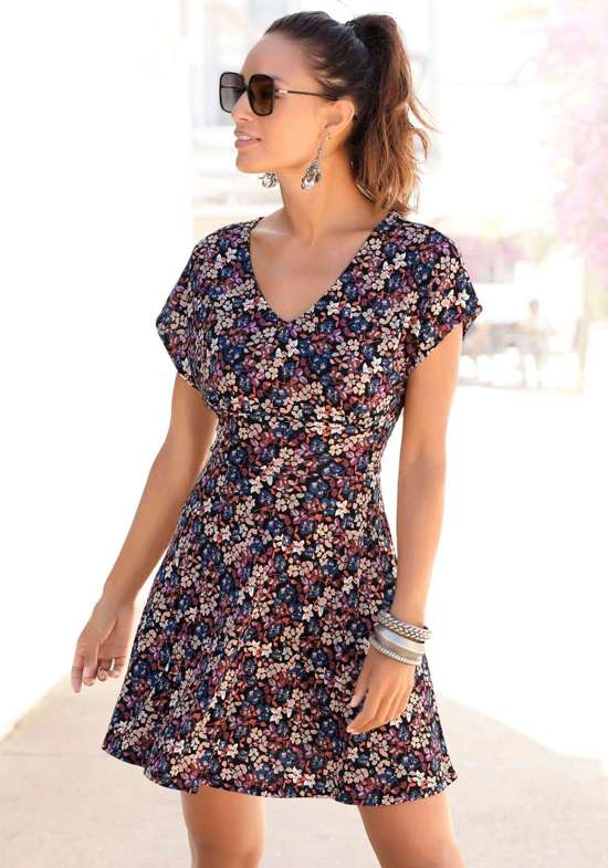 Летнее платье с цветочным принтом и V-образным вырезом