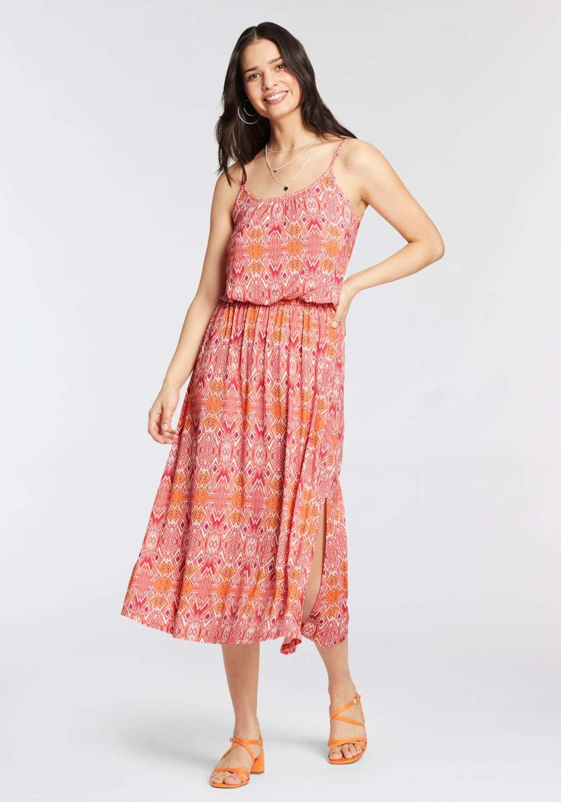 Летнее платье с женственным принтом по всей поверхности.