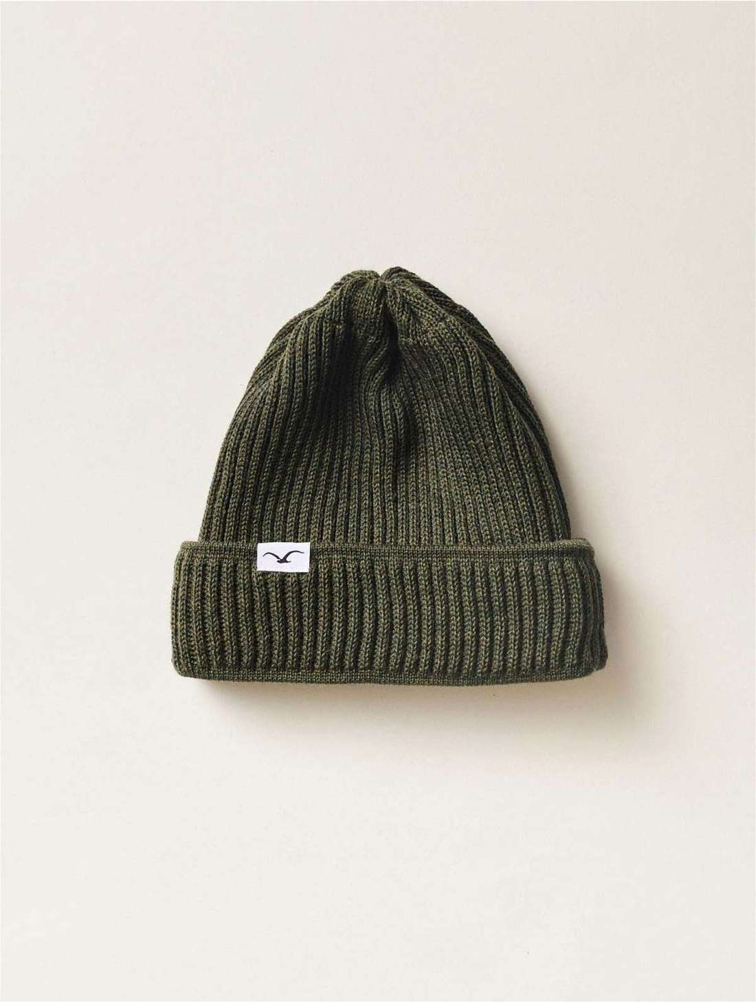 Вязаная шапка в классическом дизайне. Storm