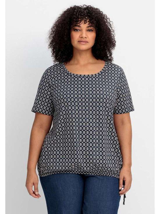 Футболка с кулиской по краю и принтом по всей поверхности. Große Größen