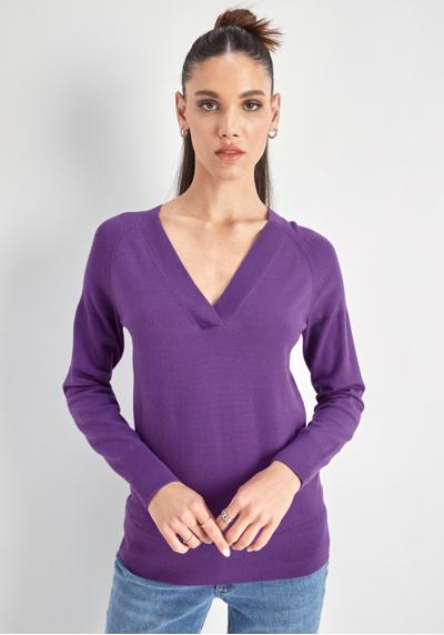 Вязаный свитер с V-образным вырезом