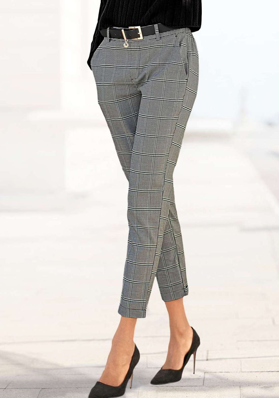 Брюки без застежки с эластичным поясом сзади.