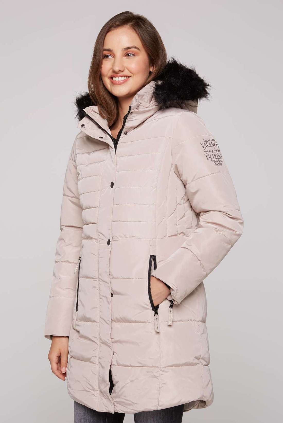 Зимнее пальто с молнией по краю рукава.