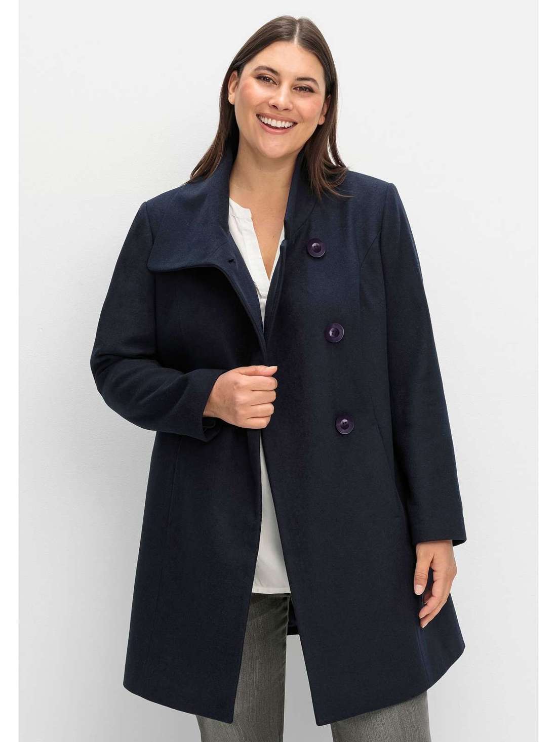 Короткое пальто с асимметричным воротником широкого кроя. Große Größen