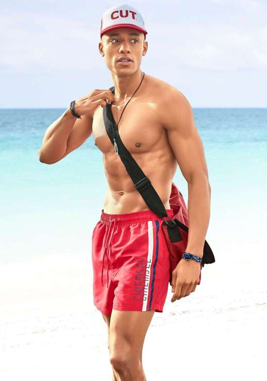 Шорты для плавания в двух вариантах длины с фирменной надписью.