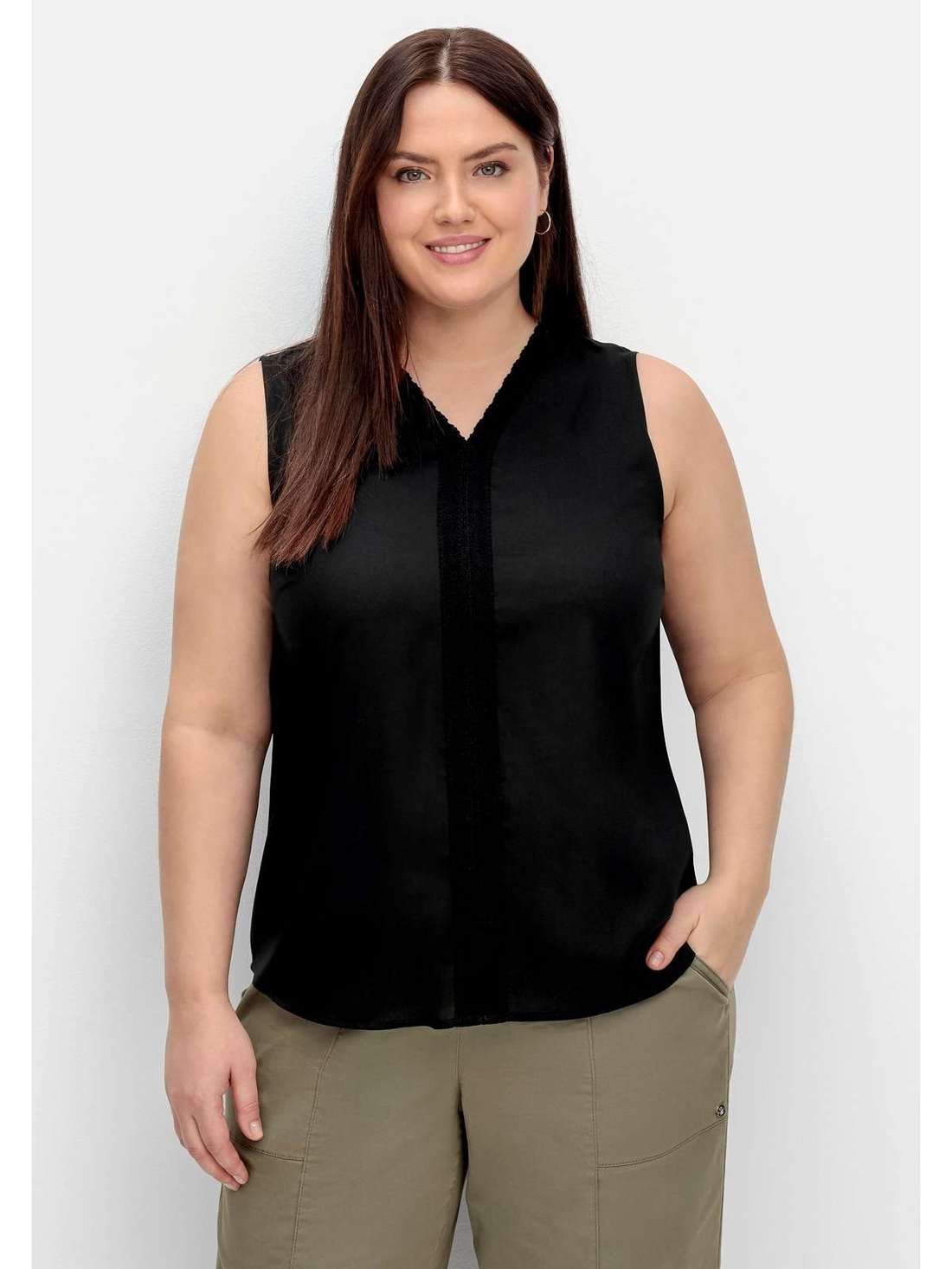 Кружевной топ с V-образным вырезом и кружевом крючком. Große Größen