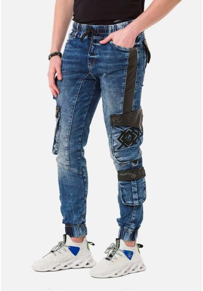Прямые джинсы в дизайнерском образе