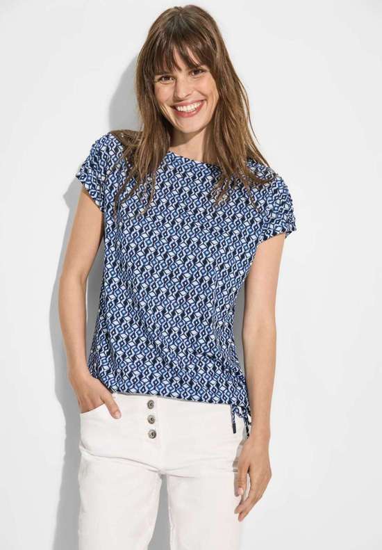 Футболка с вырезом «лодочка»