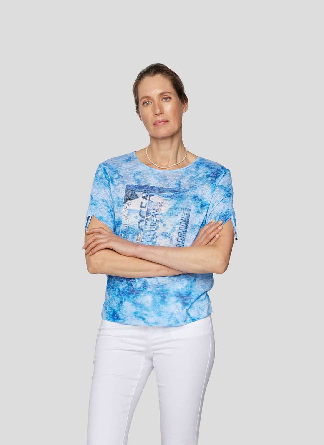 Рубашка с принтом T-Shirt mit abstrakter Musterung