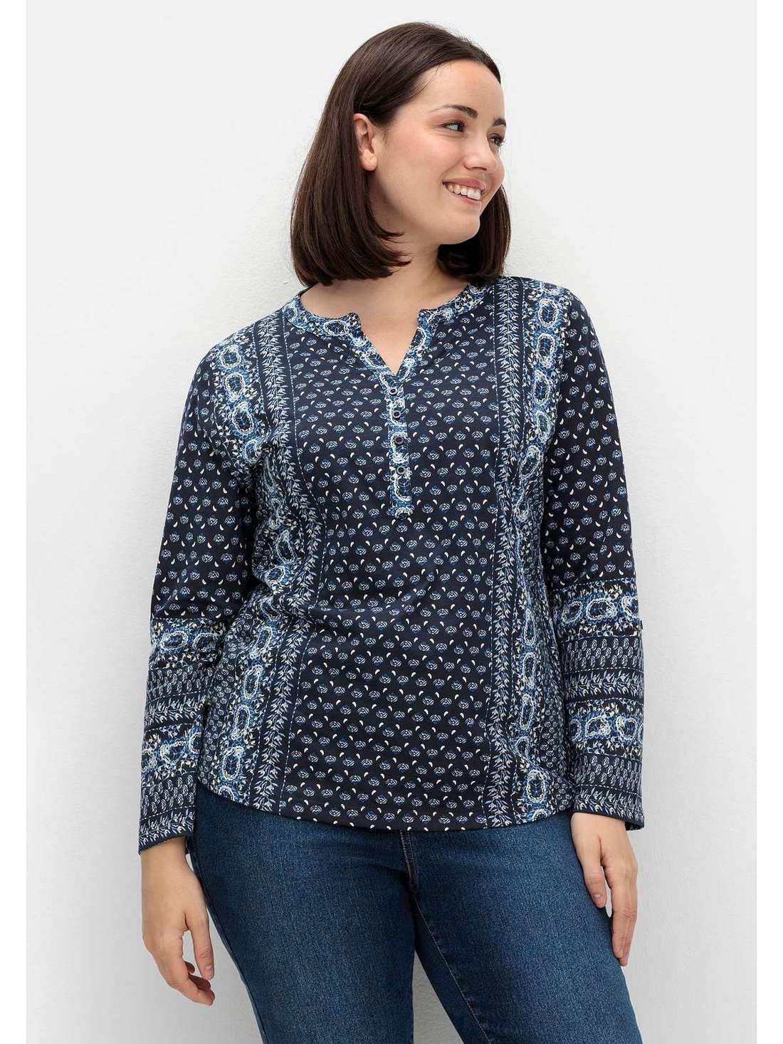 Рубашка с длинными рукавами, минимальным принтом и закатанными рукавами. Große Größen