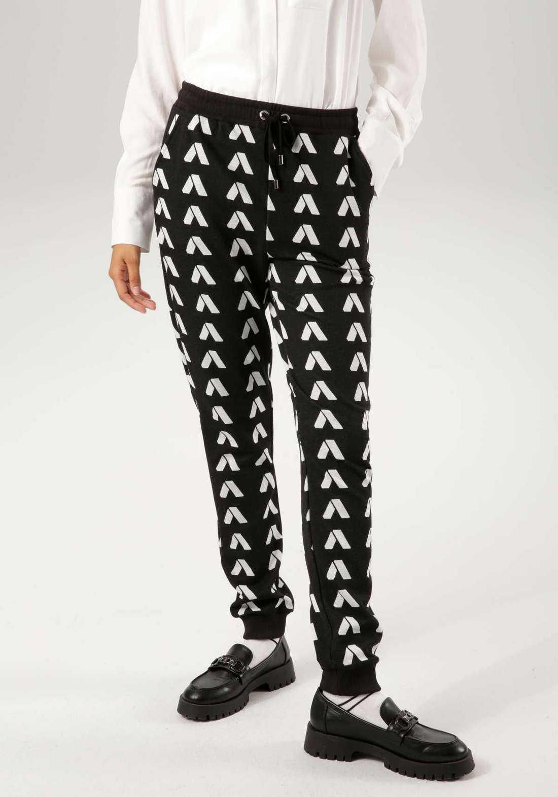 Брюки без застежки контрастных цветов.