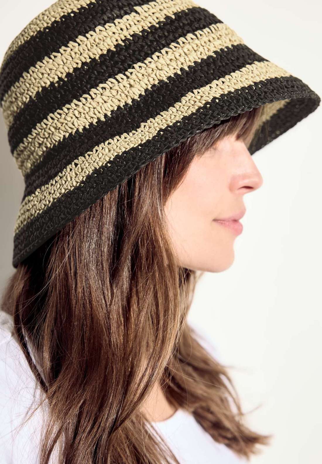 Кепка с козырьком в полоску