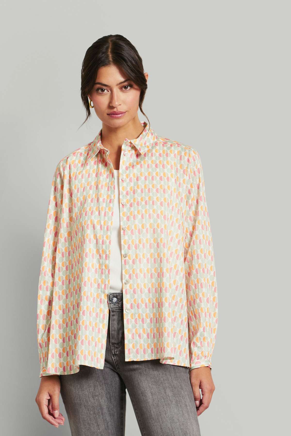 Блузка с длинными рукавами и планкой на потайных пуговицах.