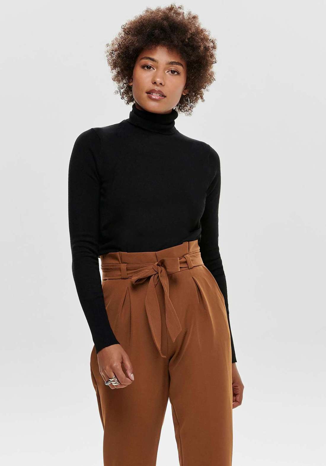 Свитер-водолазка облегающего фигуру силуэта. ONLVENICE