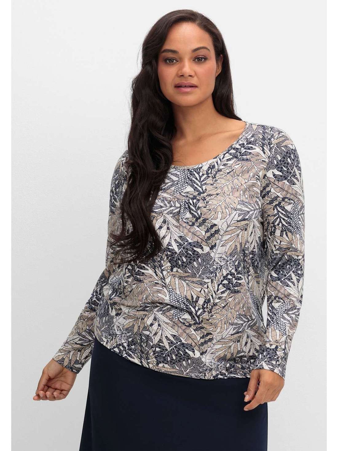 Рубашка с длинными рукавами, принтом в виде листьев и плиссированной деталью спереди. Große Größen